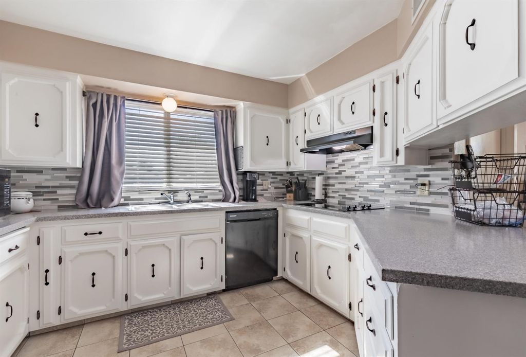 Image 7 of property listing at 911 Stanford Avenue, Clovis, CA 93611