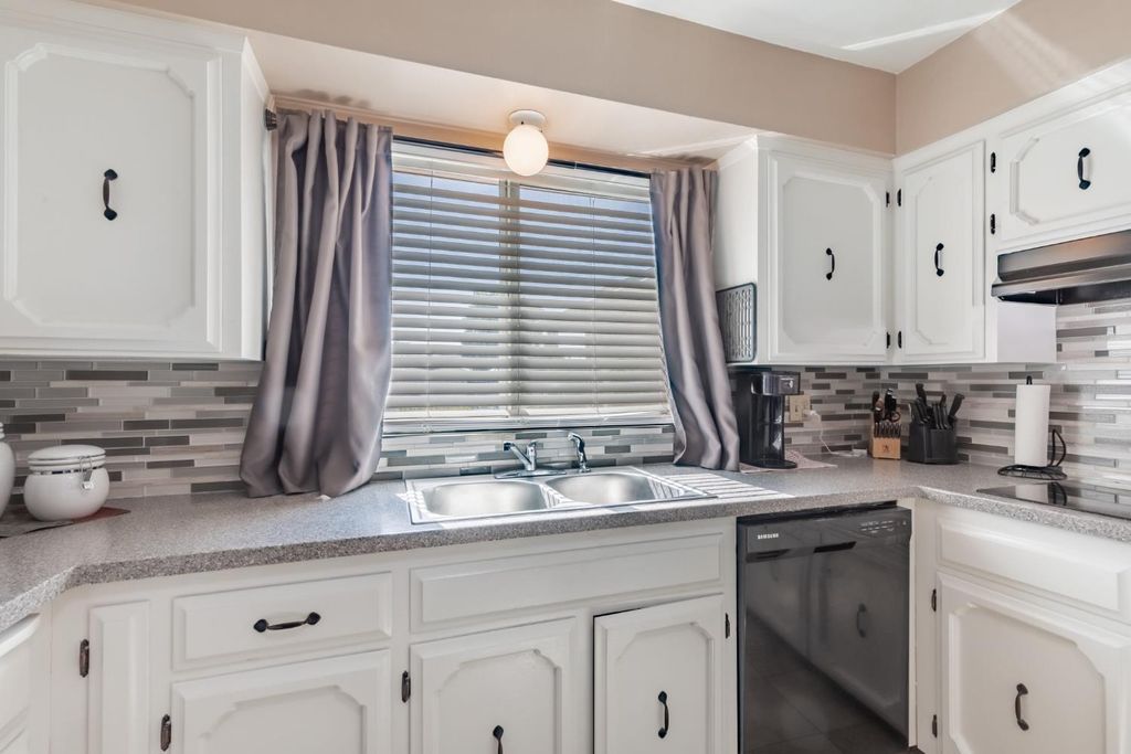 Image 9 of property listing at 911 Stanford Avenue, Clovis, CA 93611