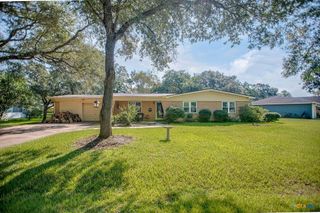 502 Avenue G, El Campo, TX 77437