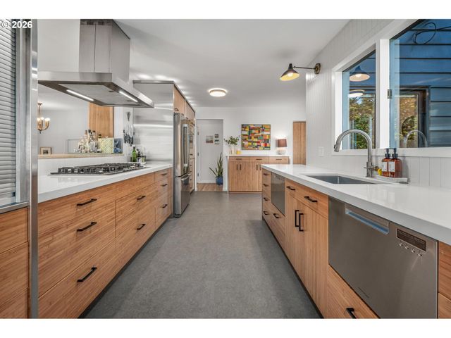 2631 Sw SHERWOOD Dr, Portland, OR 97201