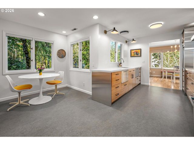 2631 Sw SHERWOOD Dr, Portland, OR 97201