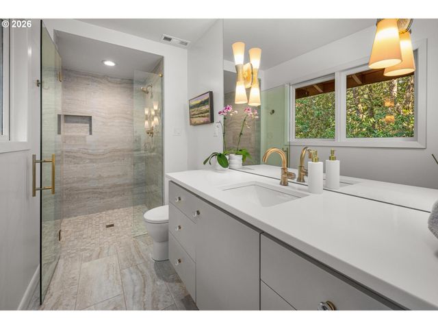 2631 Sw SHERWOOD Dr, Portland, OR 97201