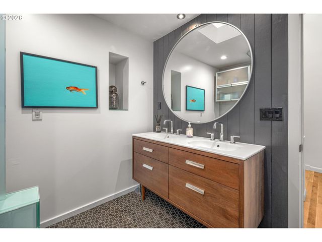 2631 Sw SHERWOOD Dr, Portland, OR 97201