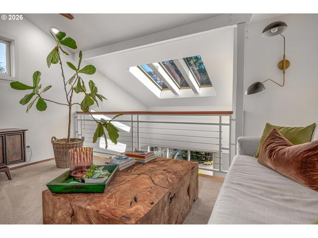 2631 Sw SHERWOOD Dr, Portland, OR 97201