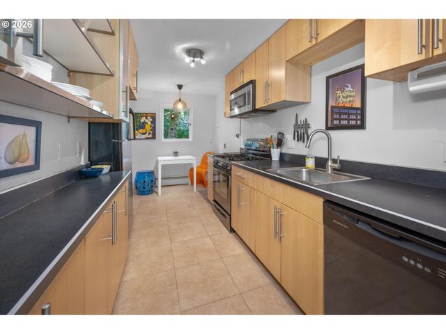 2631 Sw SHERWOOD Dr, Portland, OR 97201