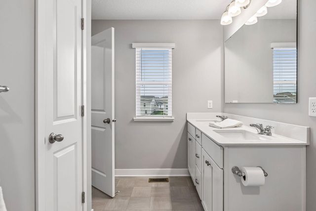 8261 Saddle Trail, Woodbury, MN 55129