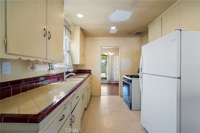 528 W F Street, Wilmington, CA 90744