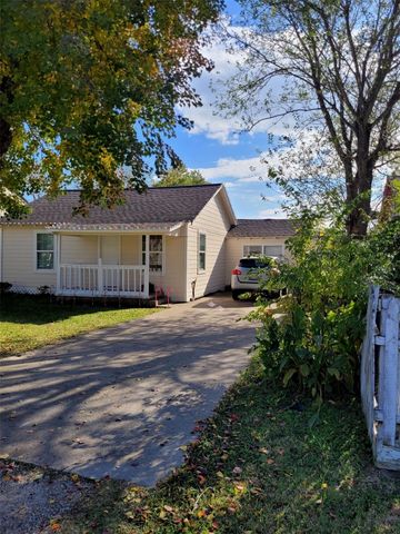 2415 4th Avenue N, Texas City, TX 77590