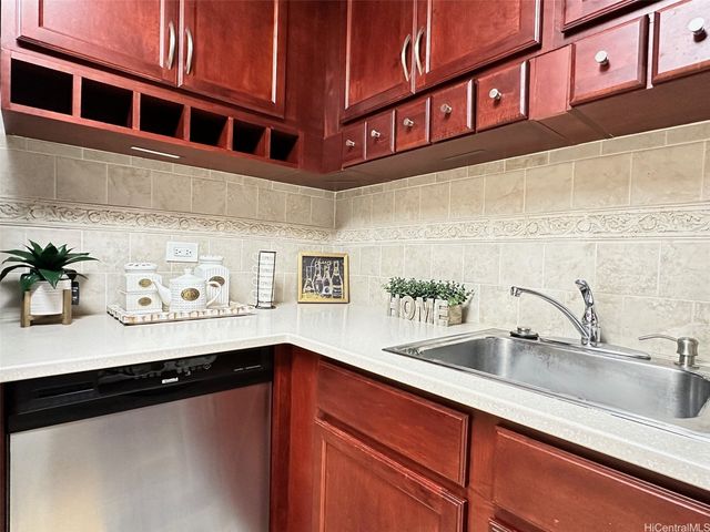 469 Ena Road 1806, Honolulu, HI 96815