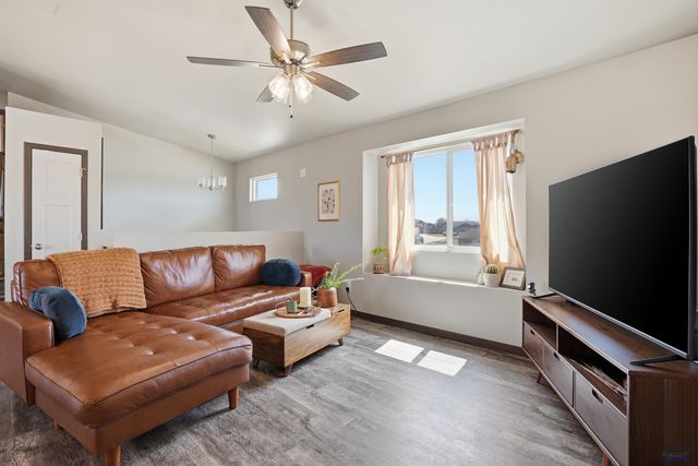 3300 ENFIELD LOOP RD, Rapid City, SD 57701