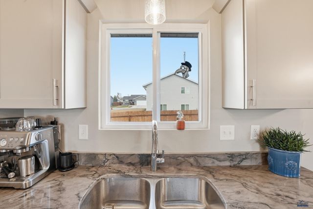 3300 ENFIELD LOOP RD, Rapid City, SD 57701