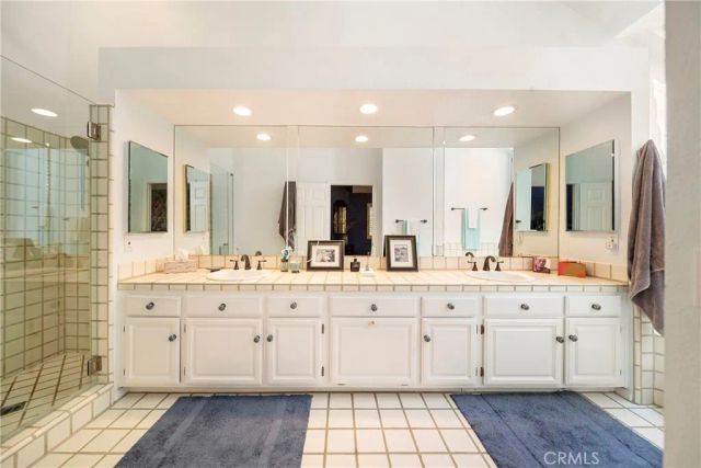 18730 Hatteras 31, Tarzana, CA 91356