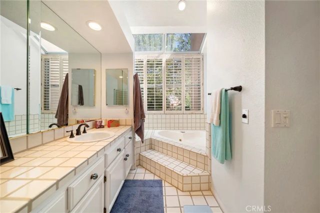 18730 Hatteras 31, Tarzana, CA 91356