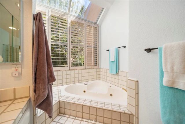 18730 Hatteras 31, Tarzana, CA 91356