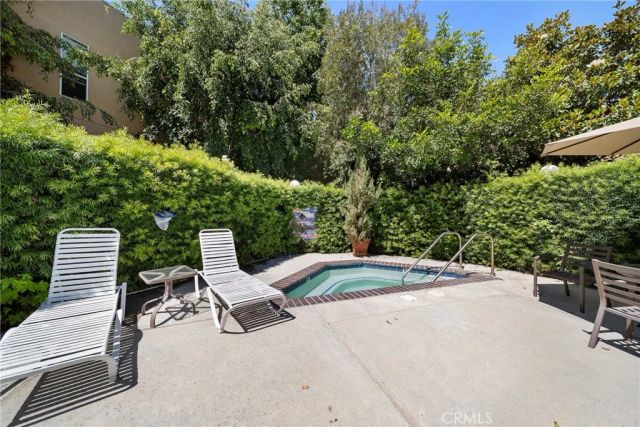 18730 Hatteras 31, Tarzana, CA 91356