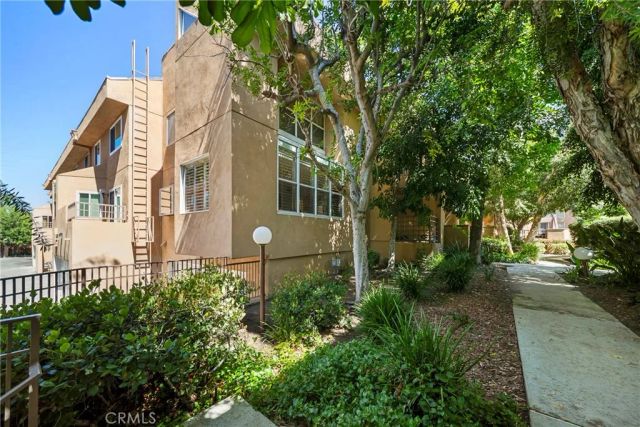 18730 Hatteras 31, Tarzana, CA 91356