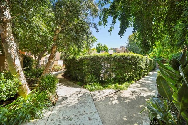 18730 Hatteras 31, Tarzana, CA 91356