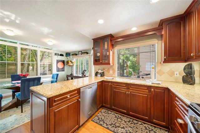 18730 Hatteras 31, Tarzana, CA 91356