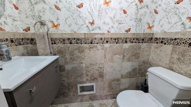 129 Wilbur Road, Bergenfield, NJ 07621