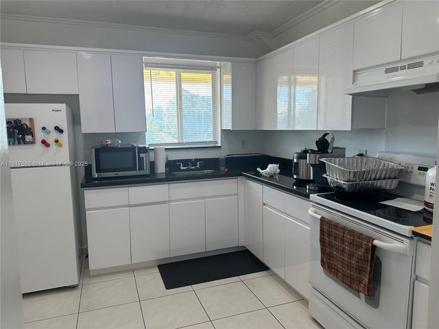 724 NE 4th St, Hallandale Beach, FL 33009