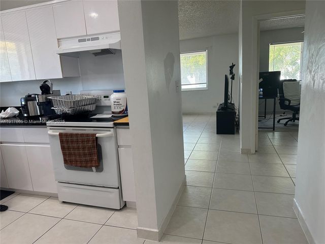 724 NE 4th St, Hallandale Beach, FL 33009