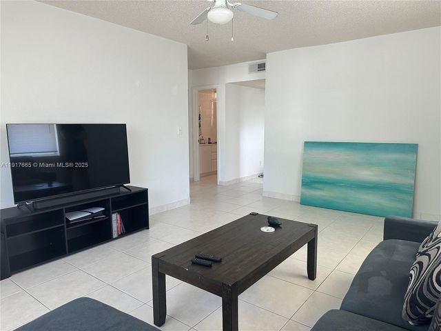 724 NE 4th St, Hallandale Beach, FL 33009