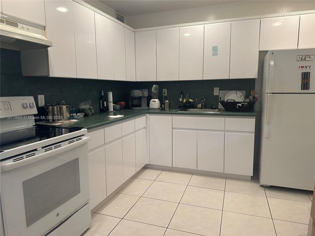724 NE 4th St, Hallandale Beach, FL 33009