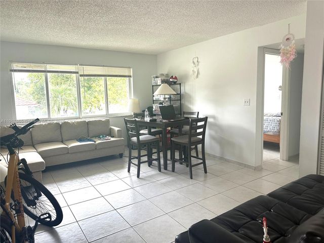 724 NE 4th St, Hallandale Beach, FL 33009