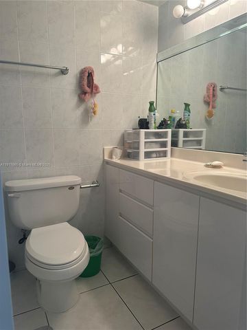 724 NE 4th St, Hallandale Beach, FL 33009