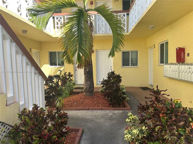 724 NE 4th St, Hallandale Beach, FL 33009