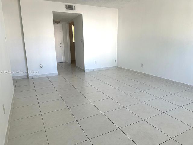 724 NE 4th St, Hallandale Beach, FL 33009