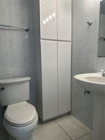 724 NE 4th St, Hallandale Beach, FL 33009