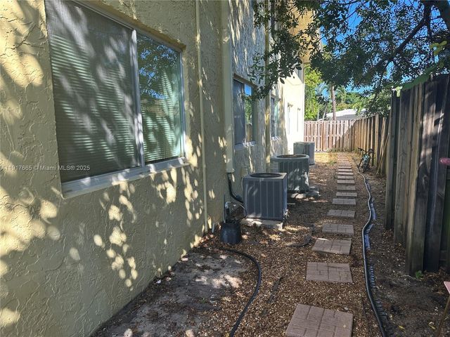 724 NE 4th St, Hallandale Beach, FL 33009