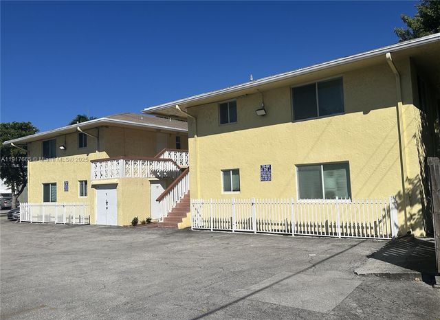 724 NE 4th St, Hallandale Beach, FL 33009