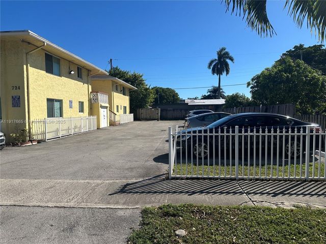 724 NE 4th St, Hallandale Beach, FL 33009
