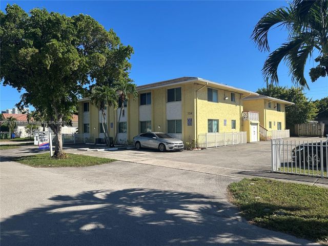 724 NE 4th St, Hallandale Beach, FL 33009