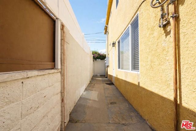 7703 N Hollywood Way, Burbank, CA 91505