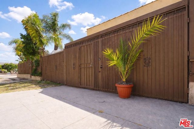 7703 N Hollywood Way, Burbank, CA 91505