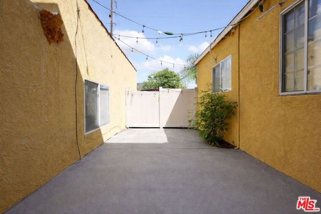 7703 N Hollywood Way, Burbank, CA 91505
