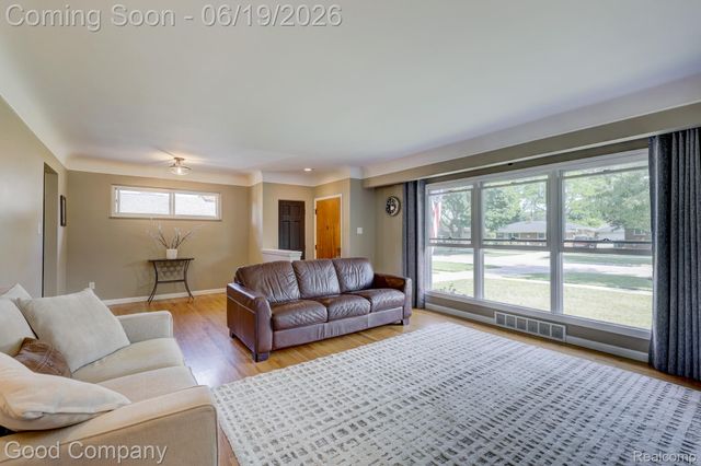 27605 Lyndon Street, Livonia, MI 48154