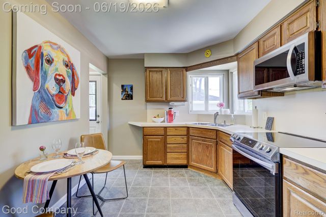 27605 Lyndon Street, Livonia, MI 48154