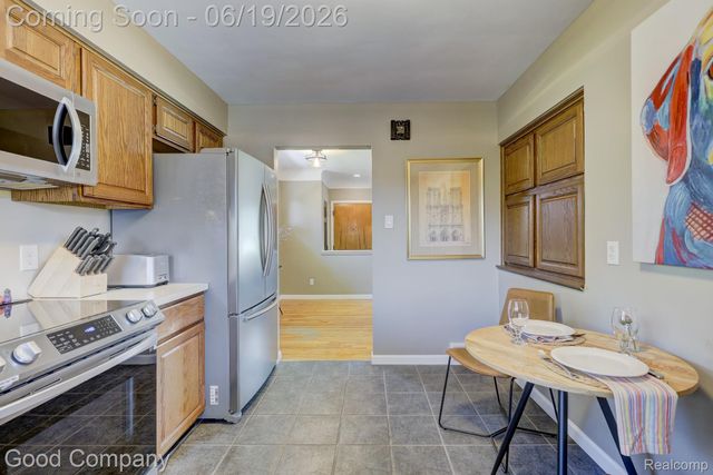 27605 Lyndon Street, Livonia, MI 48154