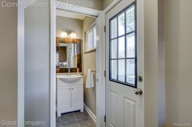 27605 Lyndon Street, Livonia, MI 48154
