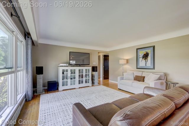 27605 Lyndon Street, Livonia, MI 48154