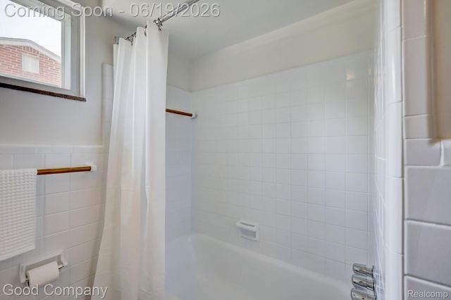 27605 Lyndon Street, Livonia, MI 48154