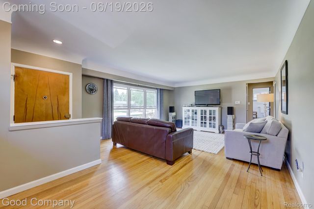 27605 Lyndon Street, Livonia, MI 48154