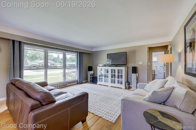 27605 Lyndon Street, Livonia, MI 48154