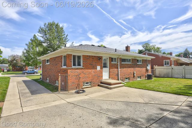 27605 Lyndon Street, Livonia, MI 48154
