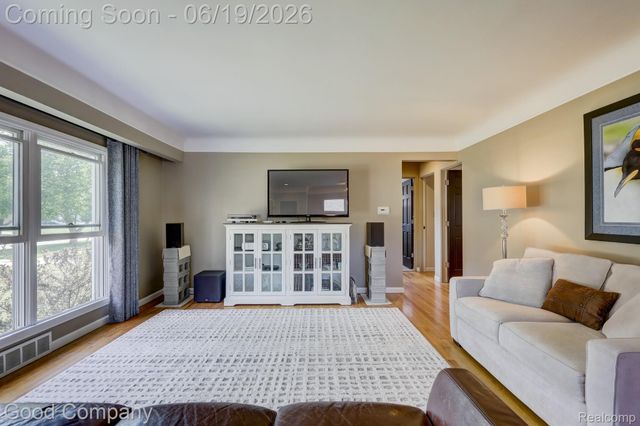 27605 Lyndon Street, Livonia, MI 48154