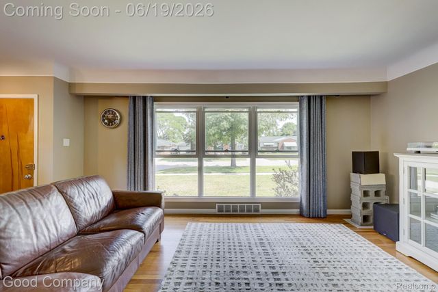 27605 Lyndon Street, Livonia, MI 48154